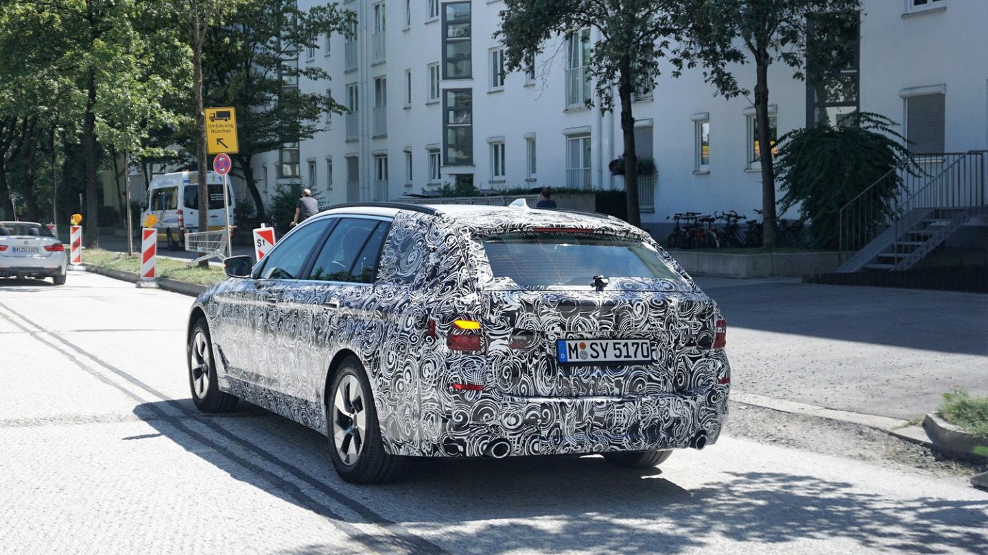 Die kommende 5er Generation bleibt auch als Touring ihrer Linie treu.