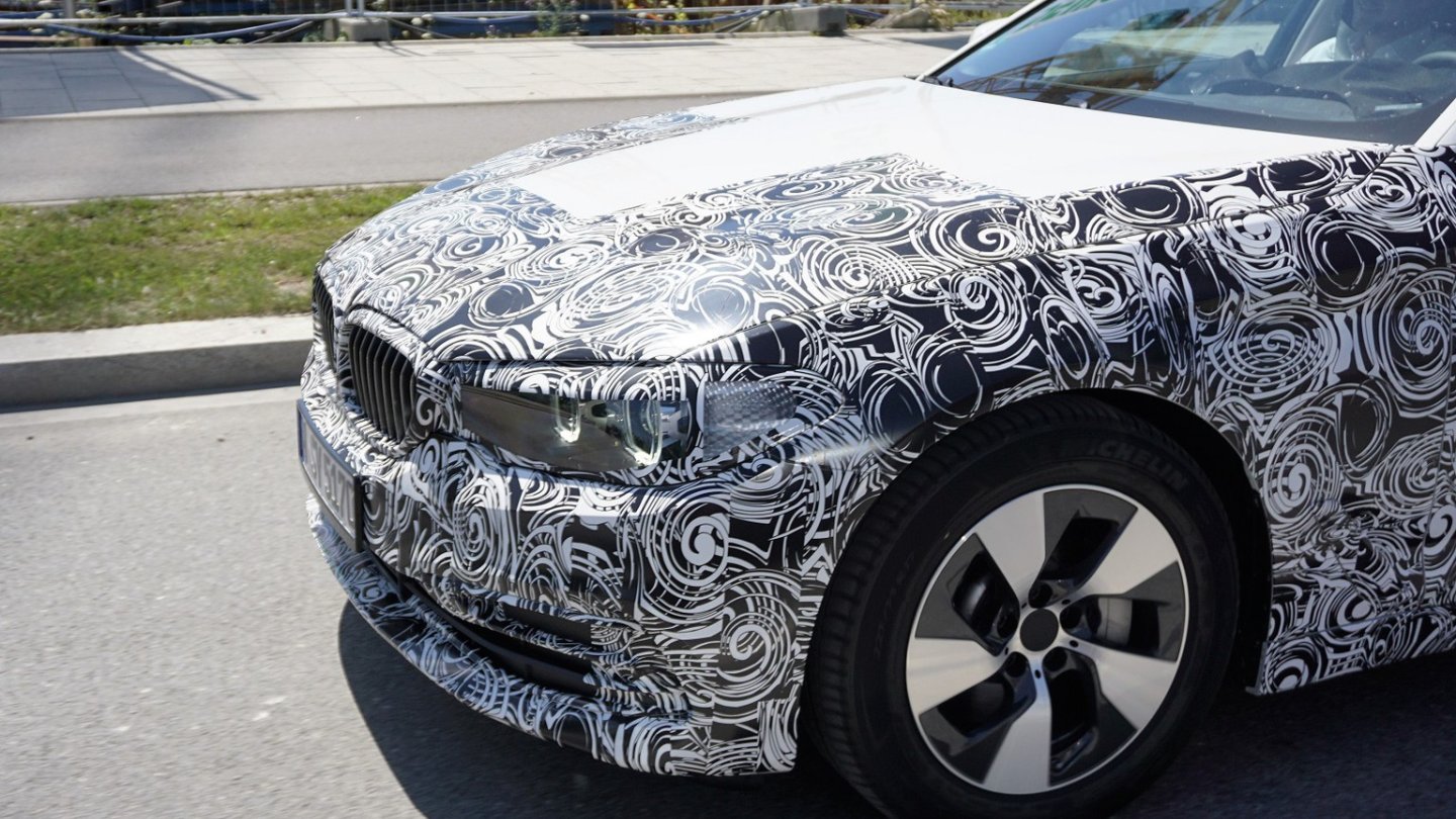 Die Gestaltung der Front folgt der Linie des aktuellen 3er und der 7er Limousine.