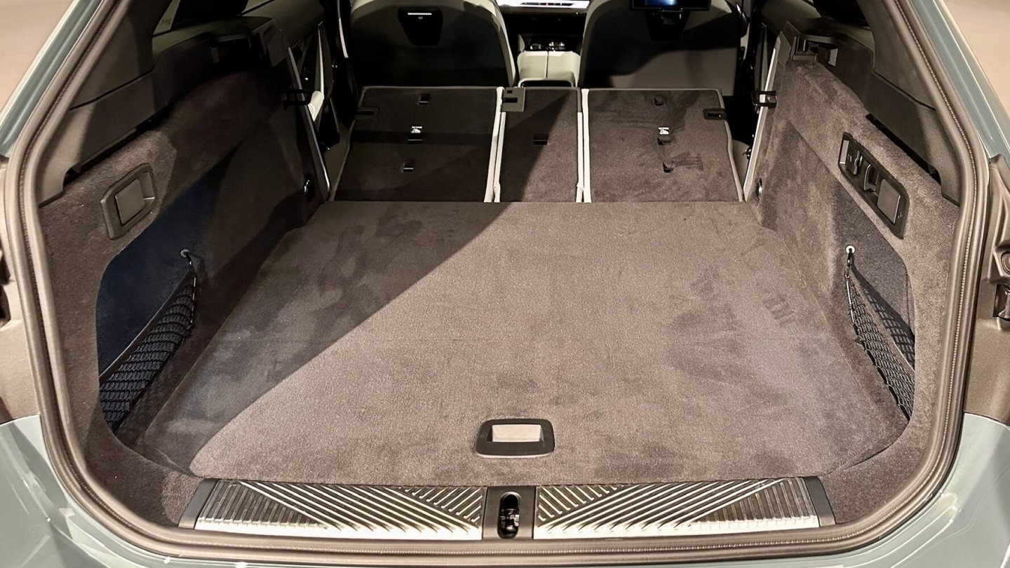 Die Lehne der Rücksitzbank lässt sich dreigeteilt nach vorne klappen.