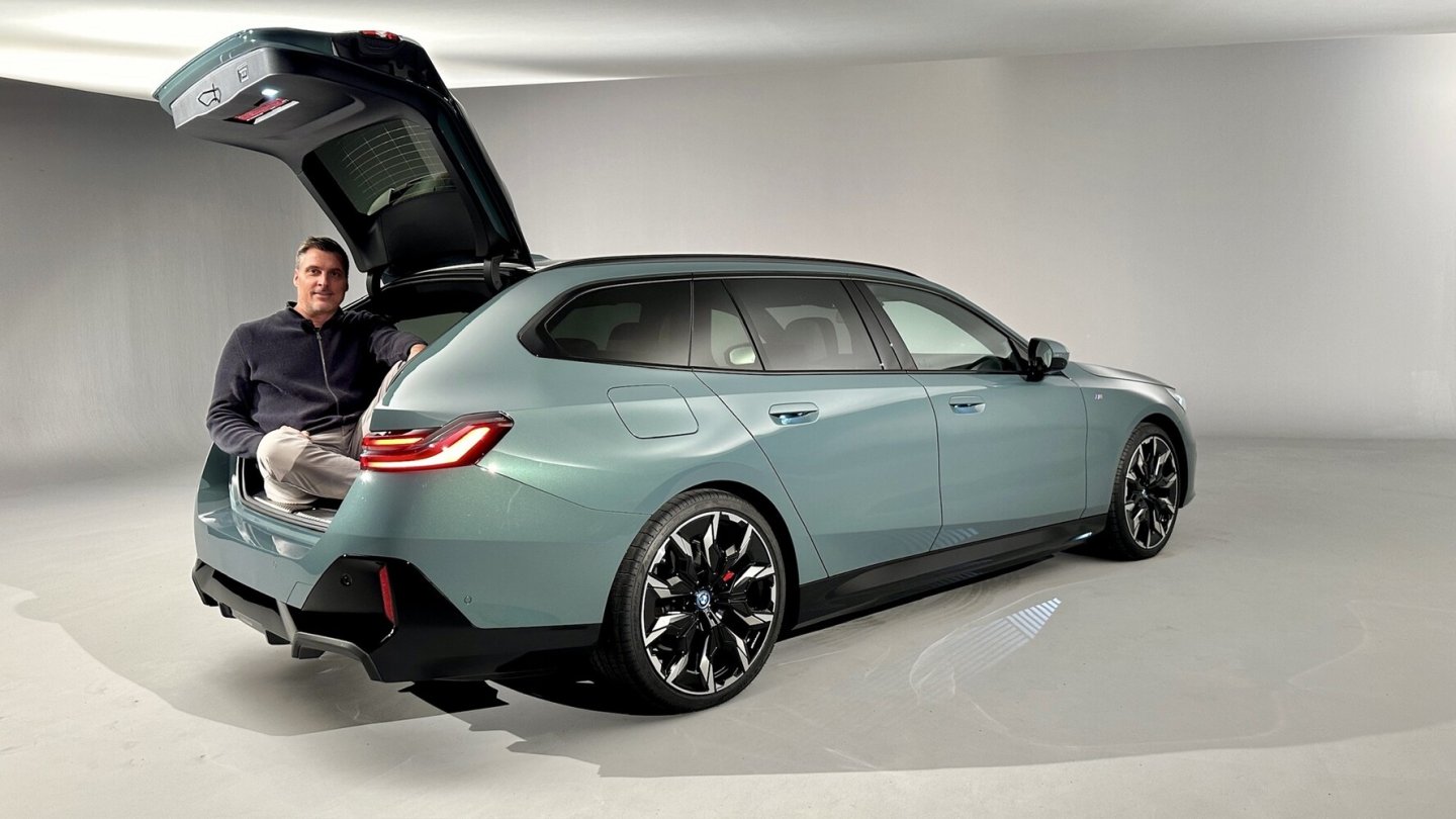 Nachdem ich ihn noch nicht fahren darf, sitze ich eben ganz hinten...