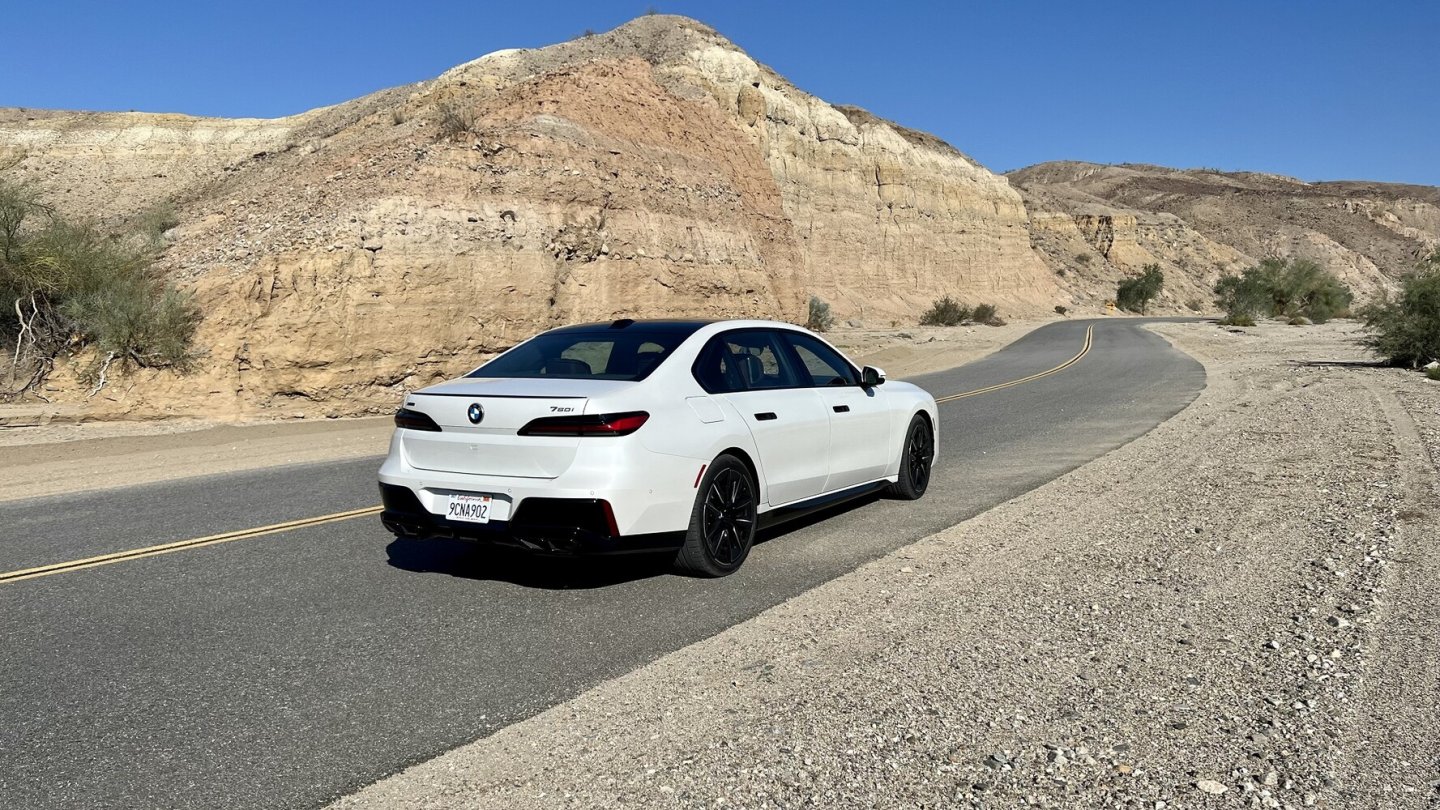Auch mit dem scheinbar gestrigen V8-Benziner wirkt der neue BMW 7er hochmodern.