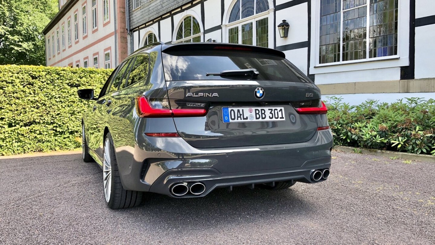 Die Schriftzüge kann man abbestellen, dann tritt der B3 noch diskreter auf.