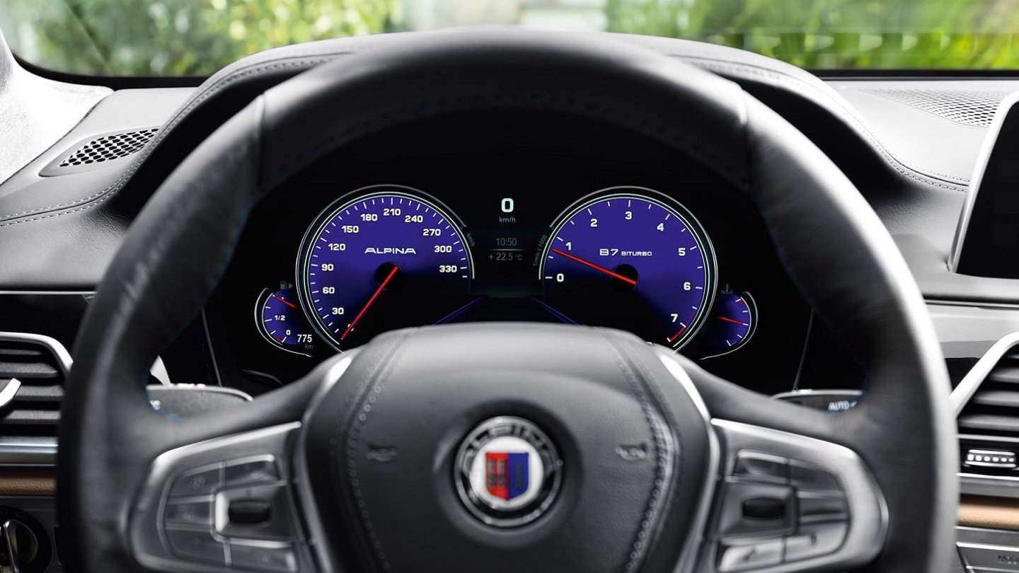 Alpina-Tradition: blaue Instrumente und das Logo im Lenkrad.
