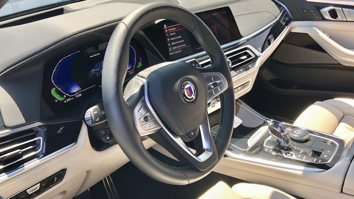 Alpina-Logo am Lenkrad, spezielle Animation der digitalen Instrumente.