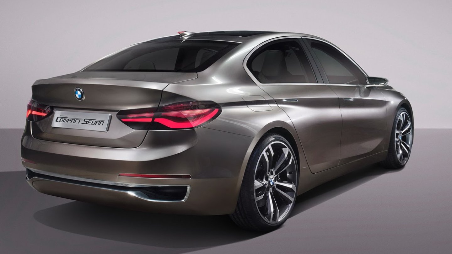 Das hohe und kompakte Stufenheck macht an - und eine Rückfahrkamera nötig