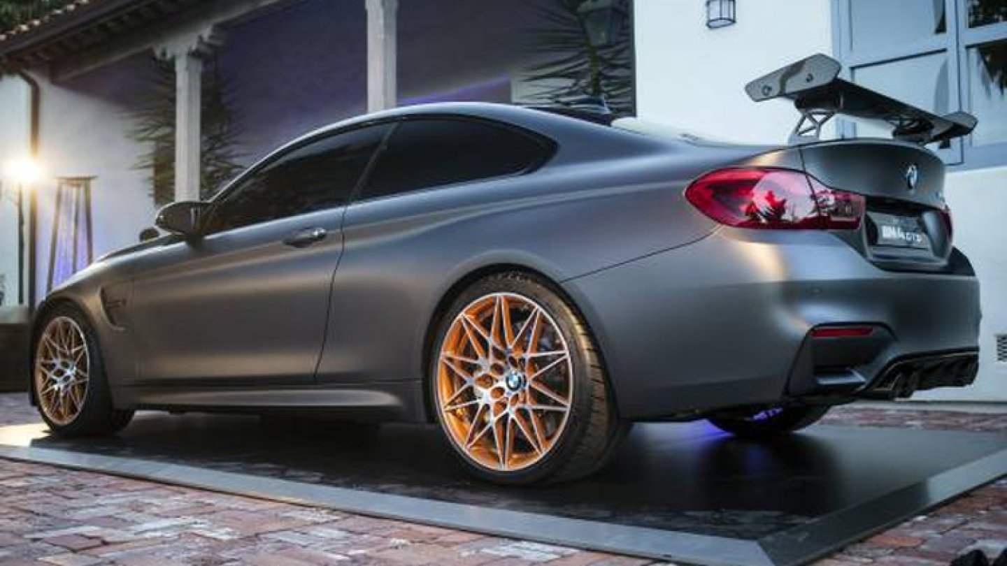 Der riesige Flügel spendet den OLED-Leuchten ein wenig Schatten