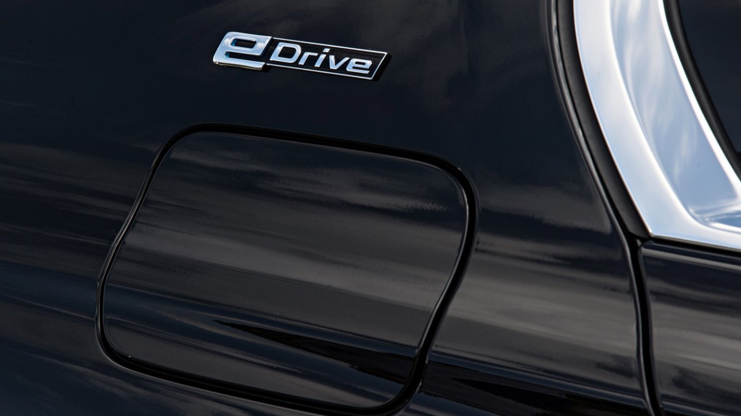 Buchstaben-Salat: Die iPerformance-Modelle ziert der eDrive-Sticker.