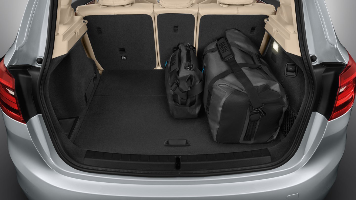 Durch den E-Motor und die Batterien sinkt das Kofferraumvolumen auf 400 Liter