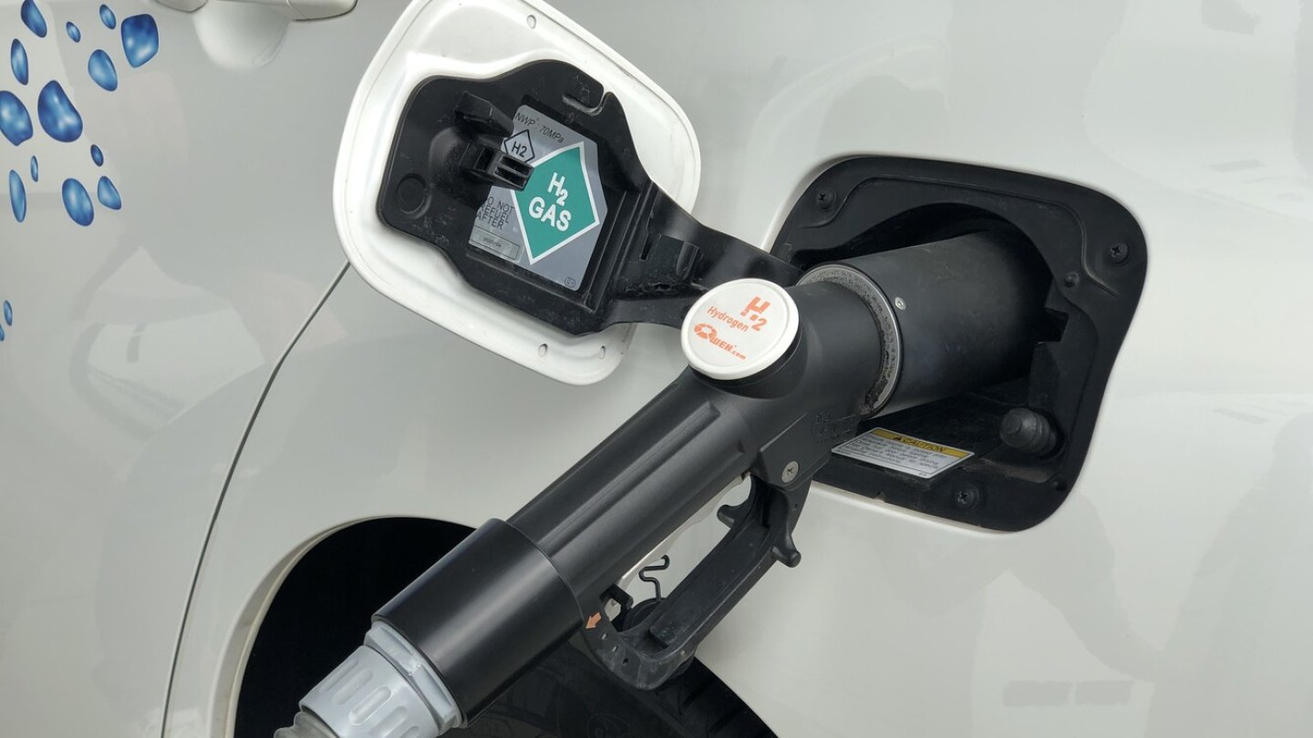 Der Wasserstoff wird mit 700 Bar Druck getankt. Hier am Toyota Mirai.