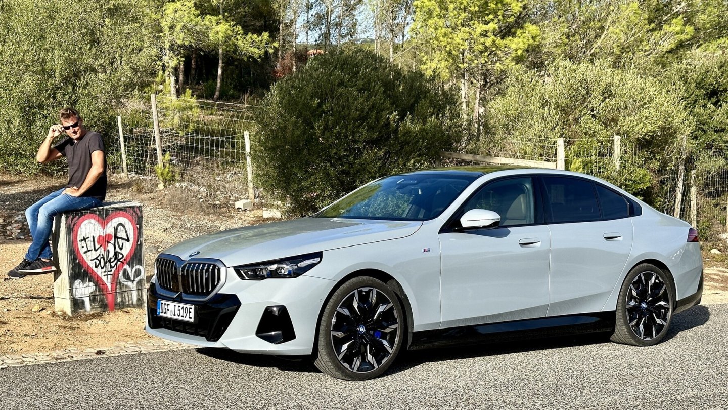 Die Farbe dieses BMW i5 eDrive 40 heißt M Brooklyn Gre Metallic.