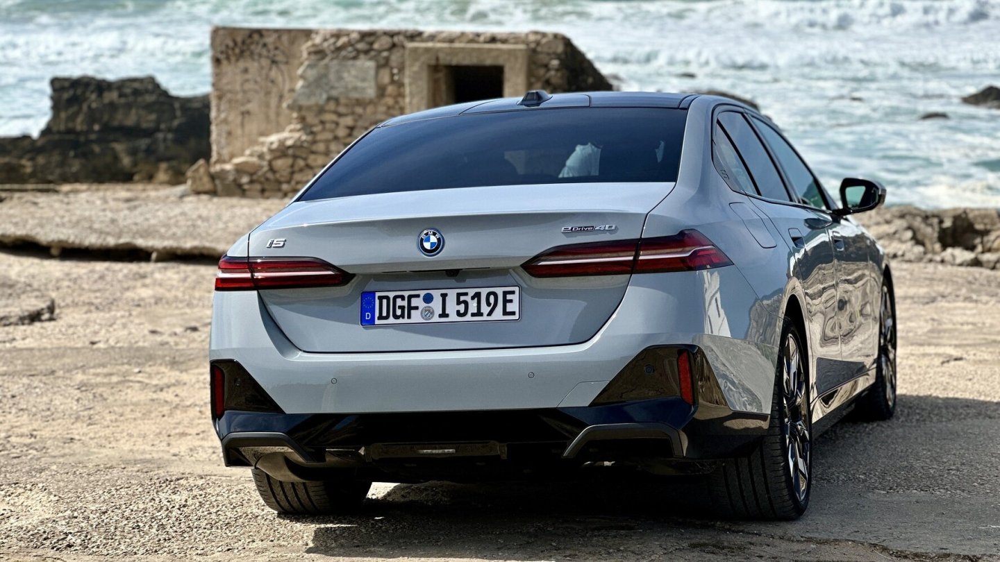 Der BMW i5 eDrive 40 hat einen bis zu 250 kW starken Motor an der Hinterachse.