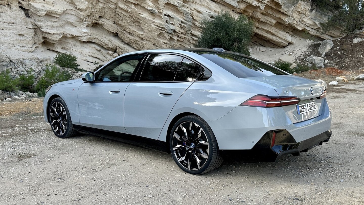 Der schräge Heckdeckel erinnert an die erste 5er-Generation aus dem Jahr 1972.