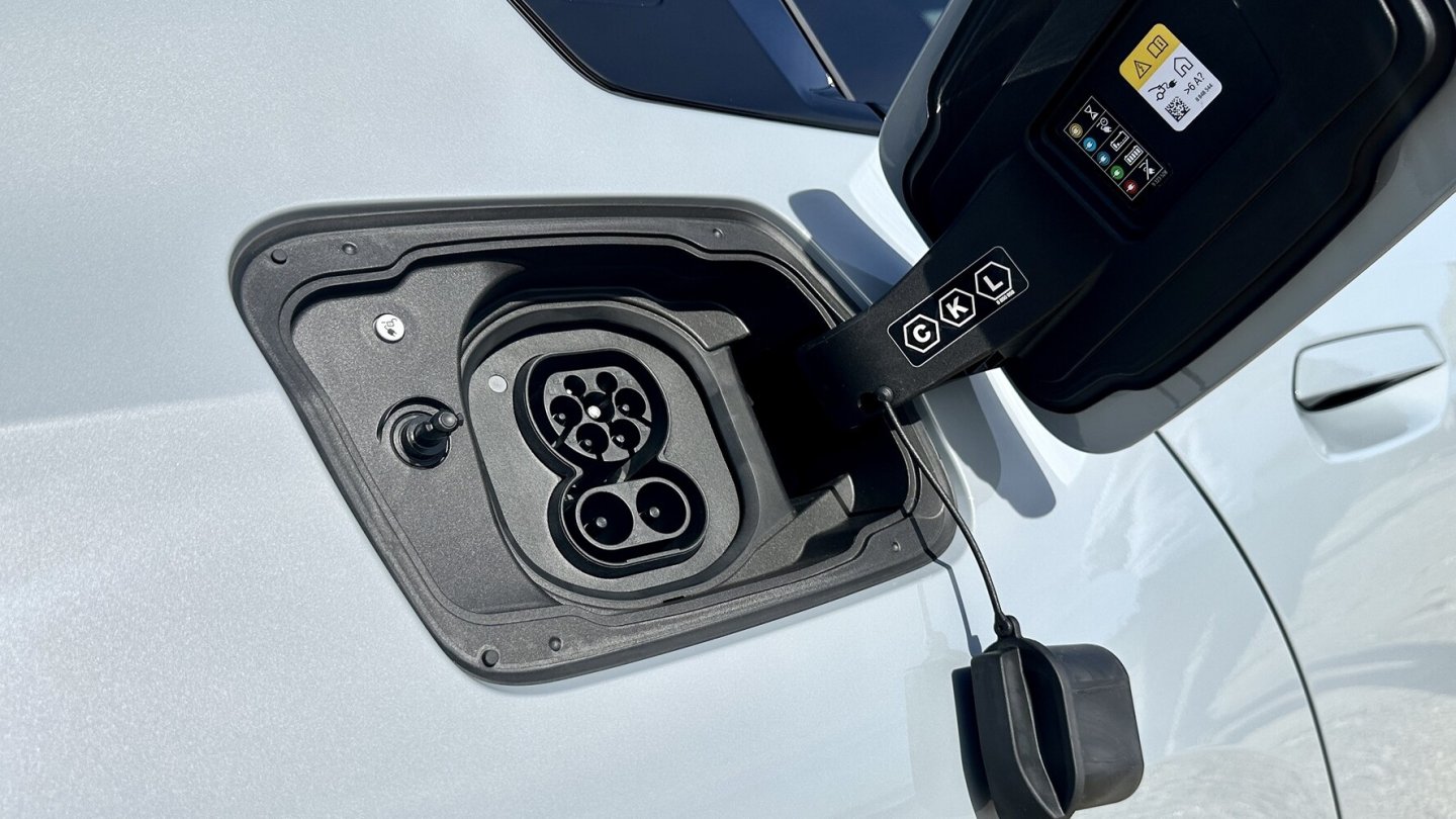 Am Schnelllader sind über den CCS-Anschluss bis zu 205 kW Leistung möglich.