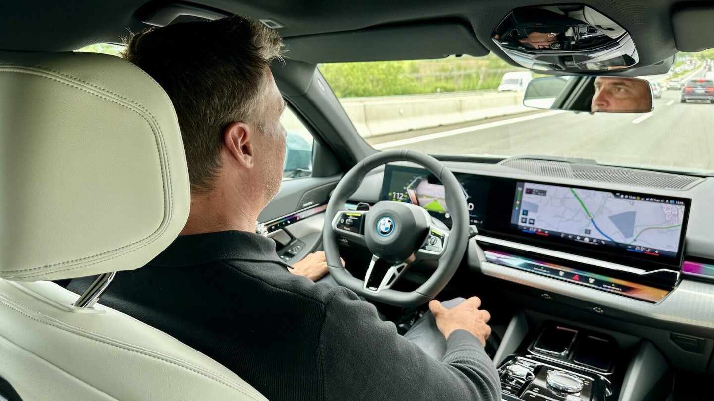 Bei aktiviertem Autobahnassistent kann man die Hände dauerhaft vom Lenkrad nehmen.