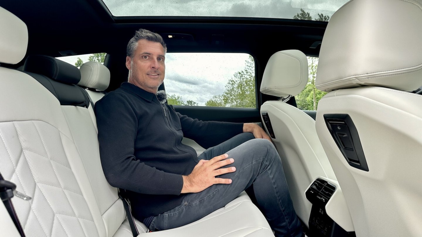 Ausreichen Platz im Fond. Darüber zu sehen: Das feststehende Panorama-Glasdach.