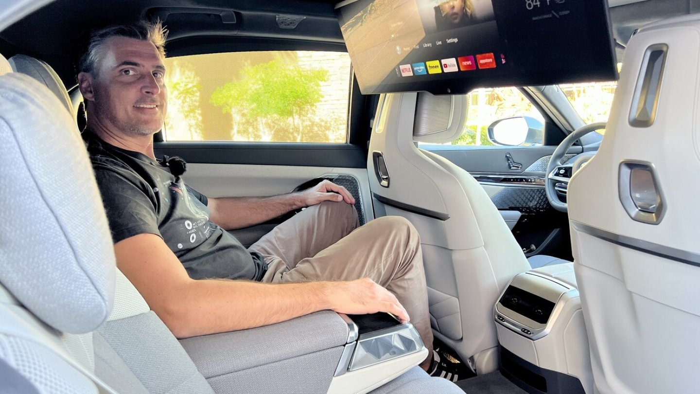 Theatre Screen nennt BMW den 80 Zentimeter großen 8K-Bildschirm. Amazon Fire ist vorinstalliert.