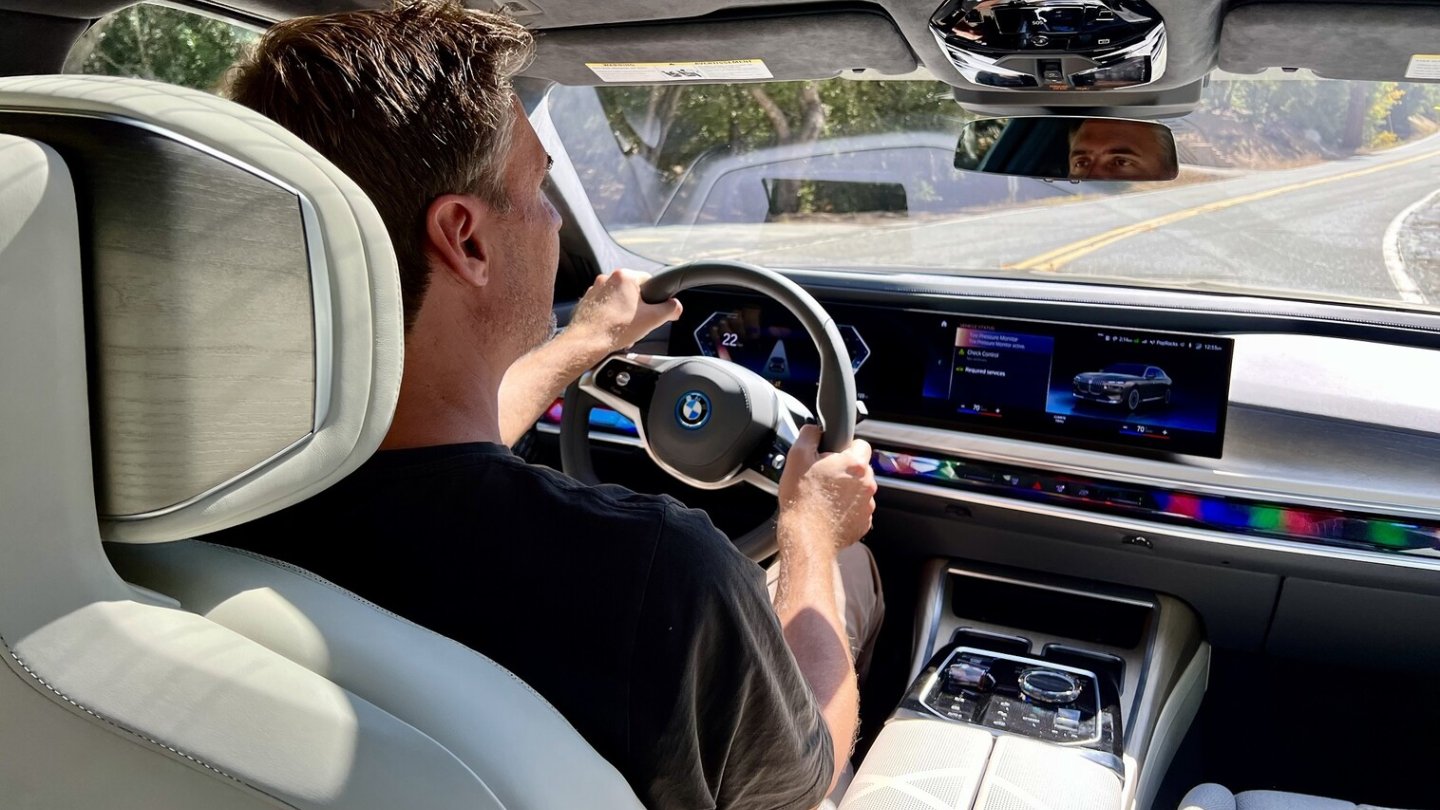 Trotz aller digitalen Neuerungen: BMW kann auch die Hardware immer noch sehr gekonnt komponieren.