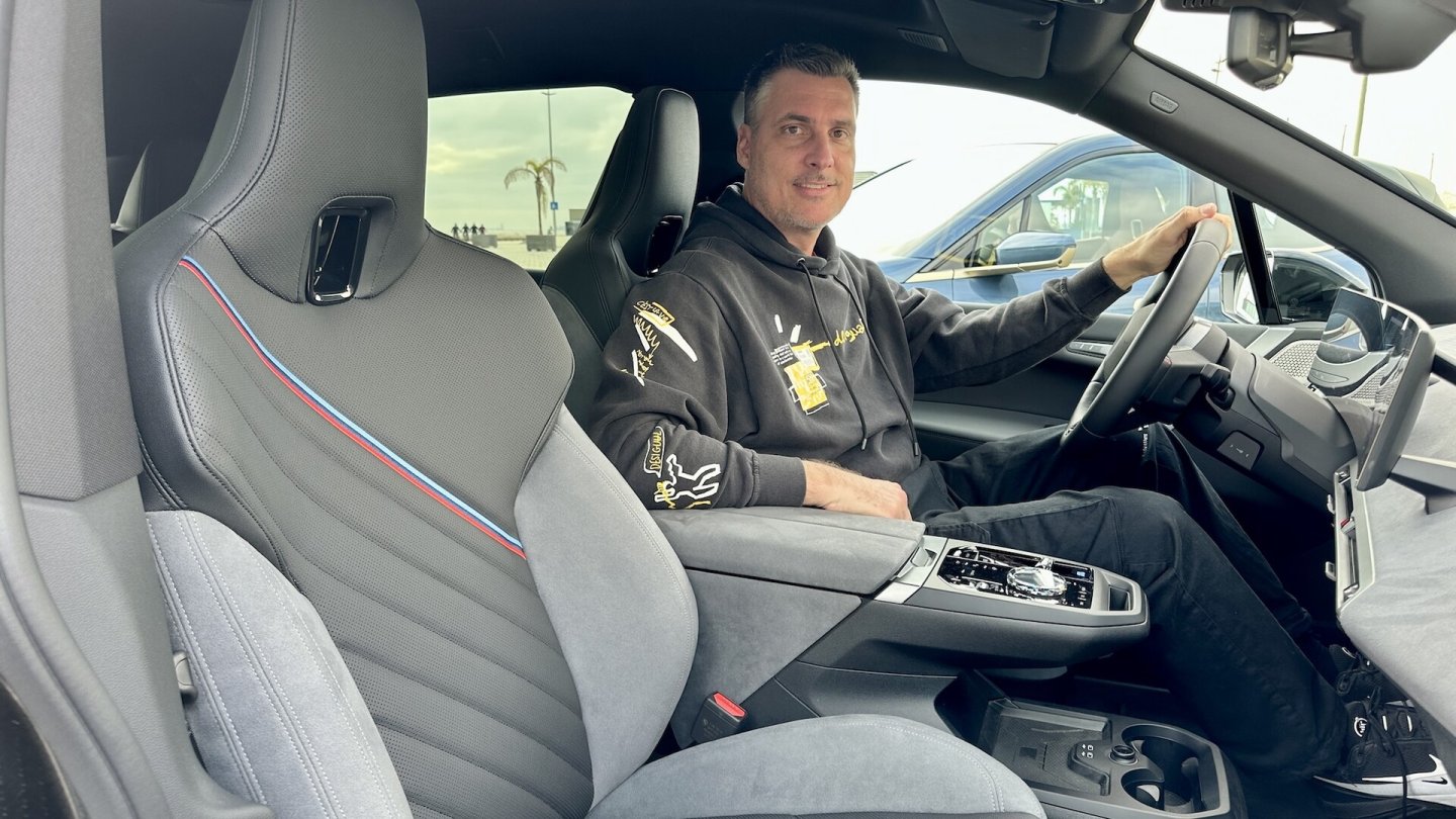 Zur Sitzprobe stand das Topmodell BMW iX M70 xDrive bereit.