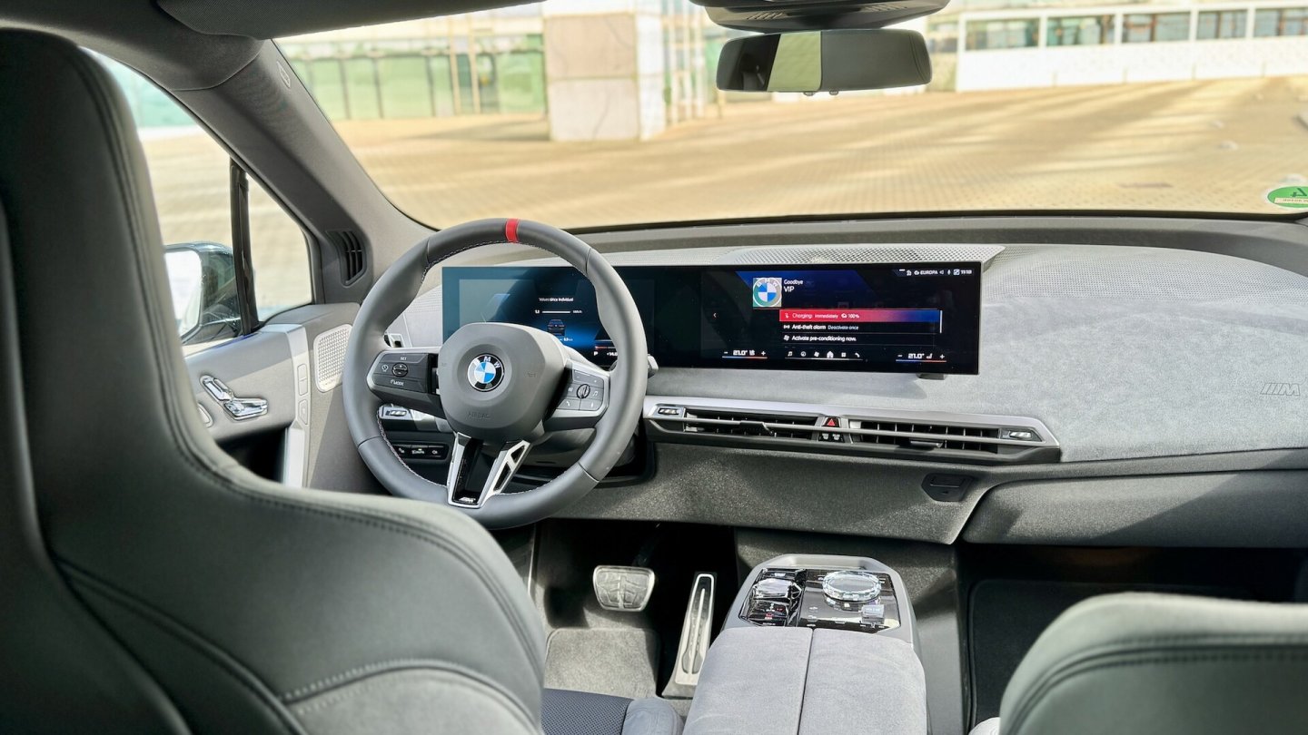 Das Cockpit mit iDrive-Controller bleibt optisch unverändert.