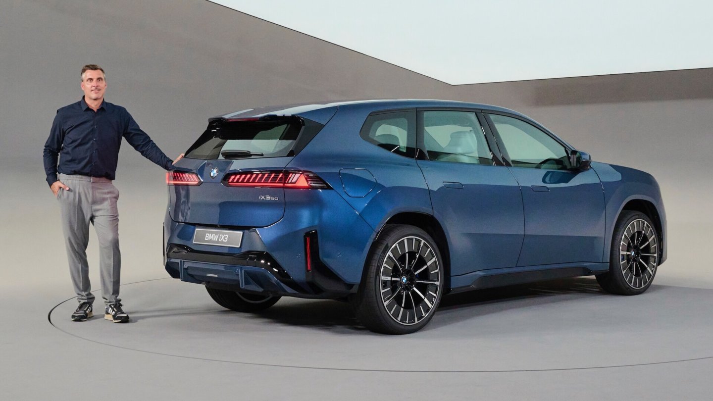 Erster Kontakt mit dem neuen BMW iX3: Das Serienauto sieht der Studie sehr ähnlich.