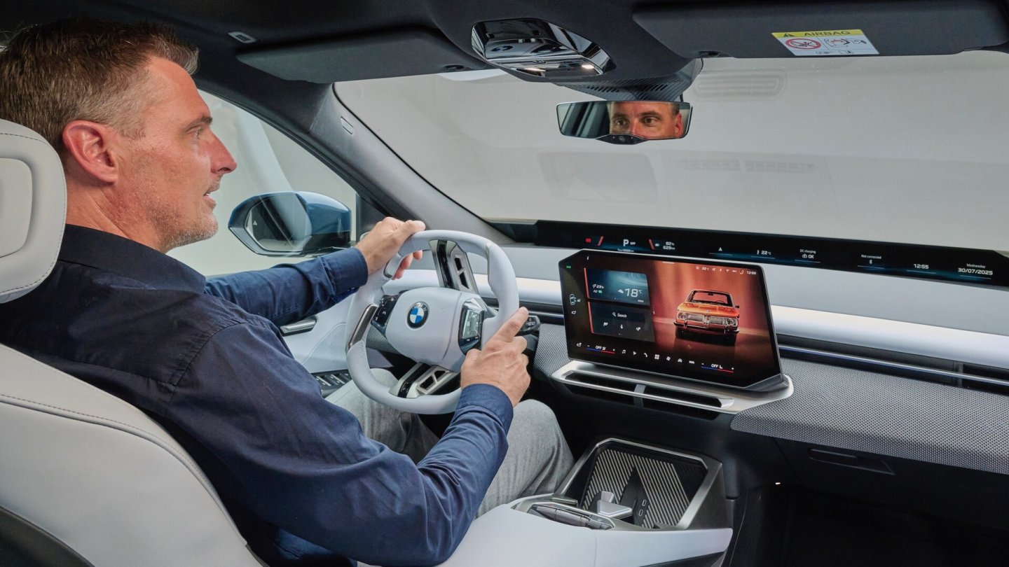 Das Cockpit wirkt ungewohnt. Man findet sich aber schnell zurecht, die Ergonomie überzeugt.