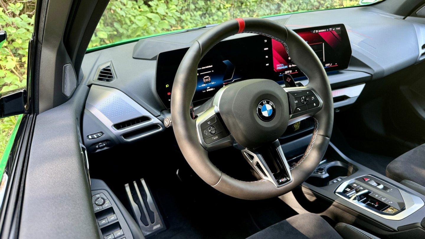 Das optionale Head-up Display bedingt einen hohen Aufbau am Cockpit.