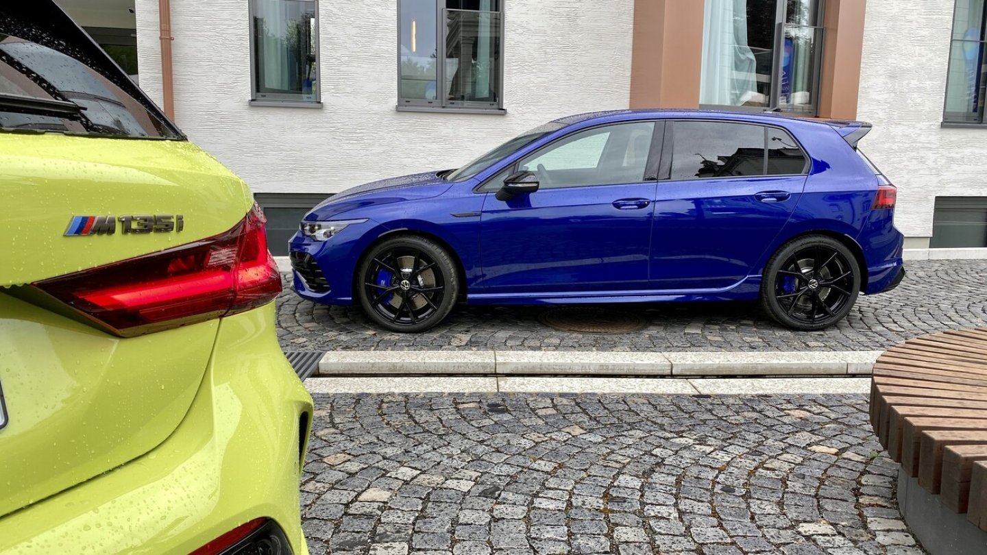 Und jetzt die passende Bildunterschrift: BMW M135i xDrive vor VW Golf R.