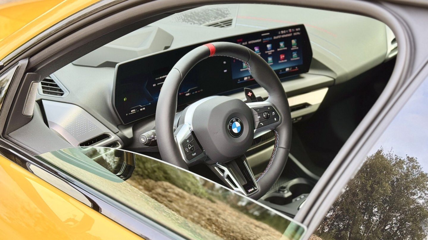 Die rote 12-Uhr-Markierung am Lenkradkranz ist Teil der Ausstattung für den M235 xDrive.