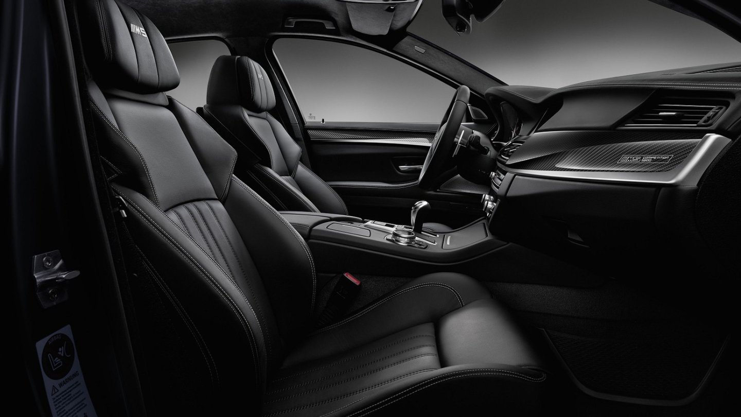 im Interieur werden die Tierhäute vom 1.200 Watt-Soundsystem massiert.