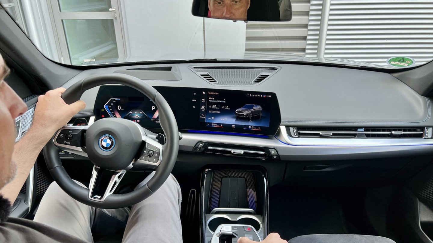 Sprache und Fingerkuppen kümmern sich um die Bedienung. Den iDrive-Controller gibt es leider nicht mehr.