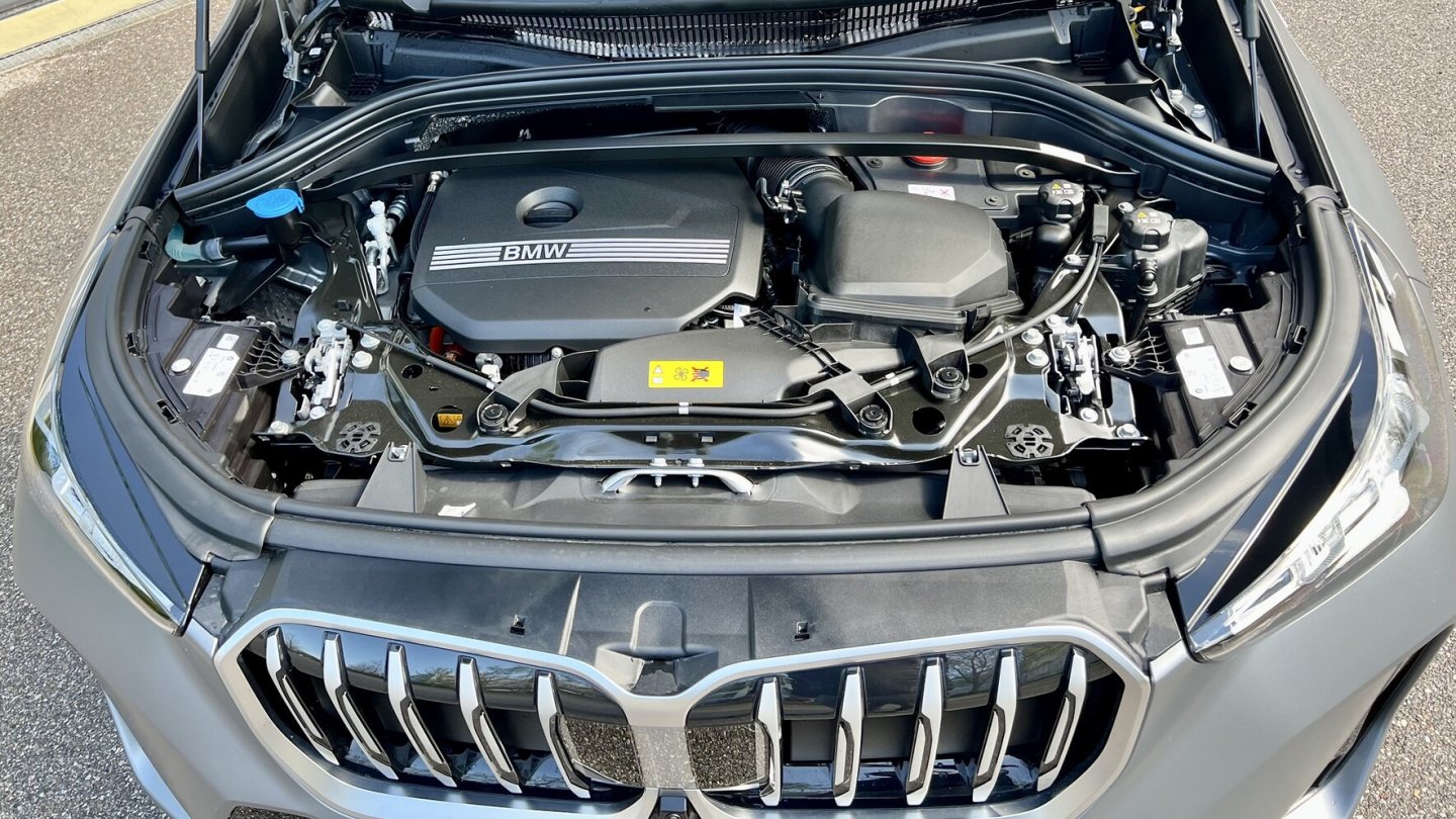 Den Verbrenner-Part übernimmt ein Dreizylinder-Benziner mit 150 PS.