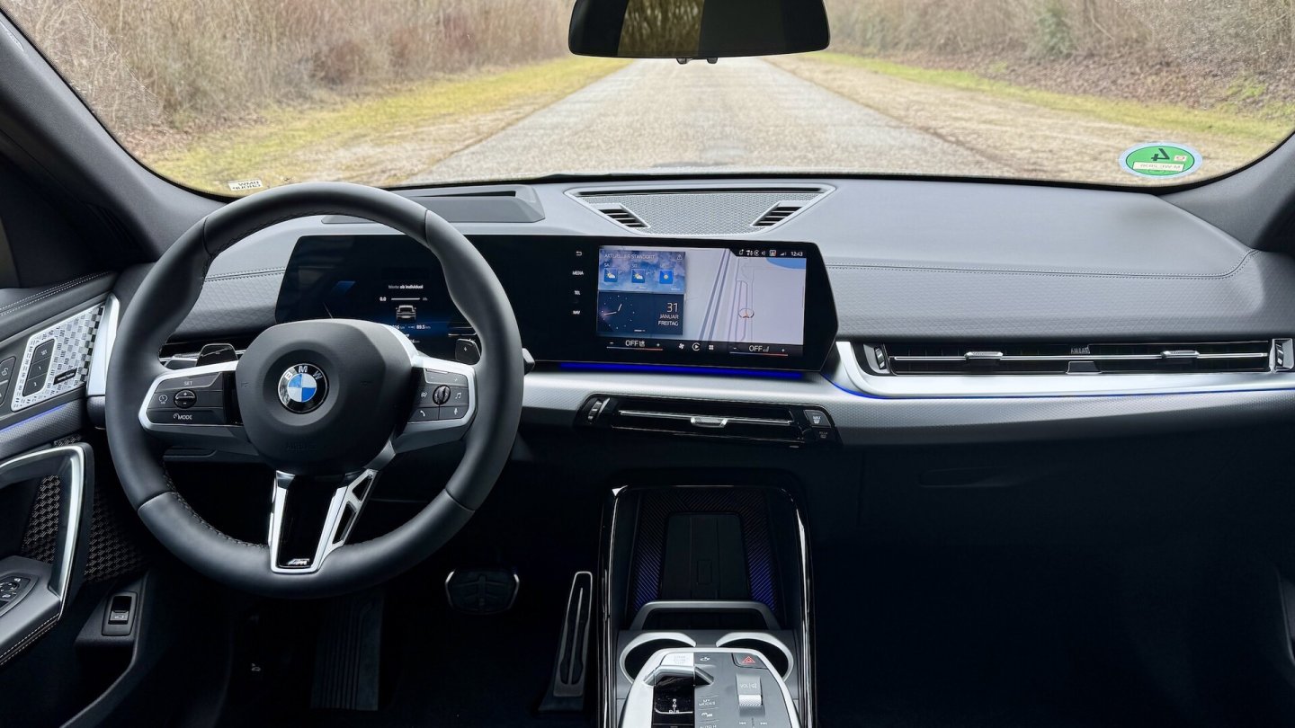 Auch dieser Kompakt-BMW verzichtet auf den Dreh-Drück-Steller für das iDrive-System.