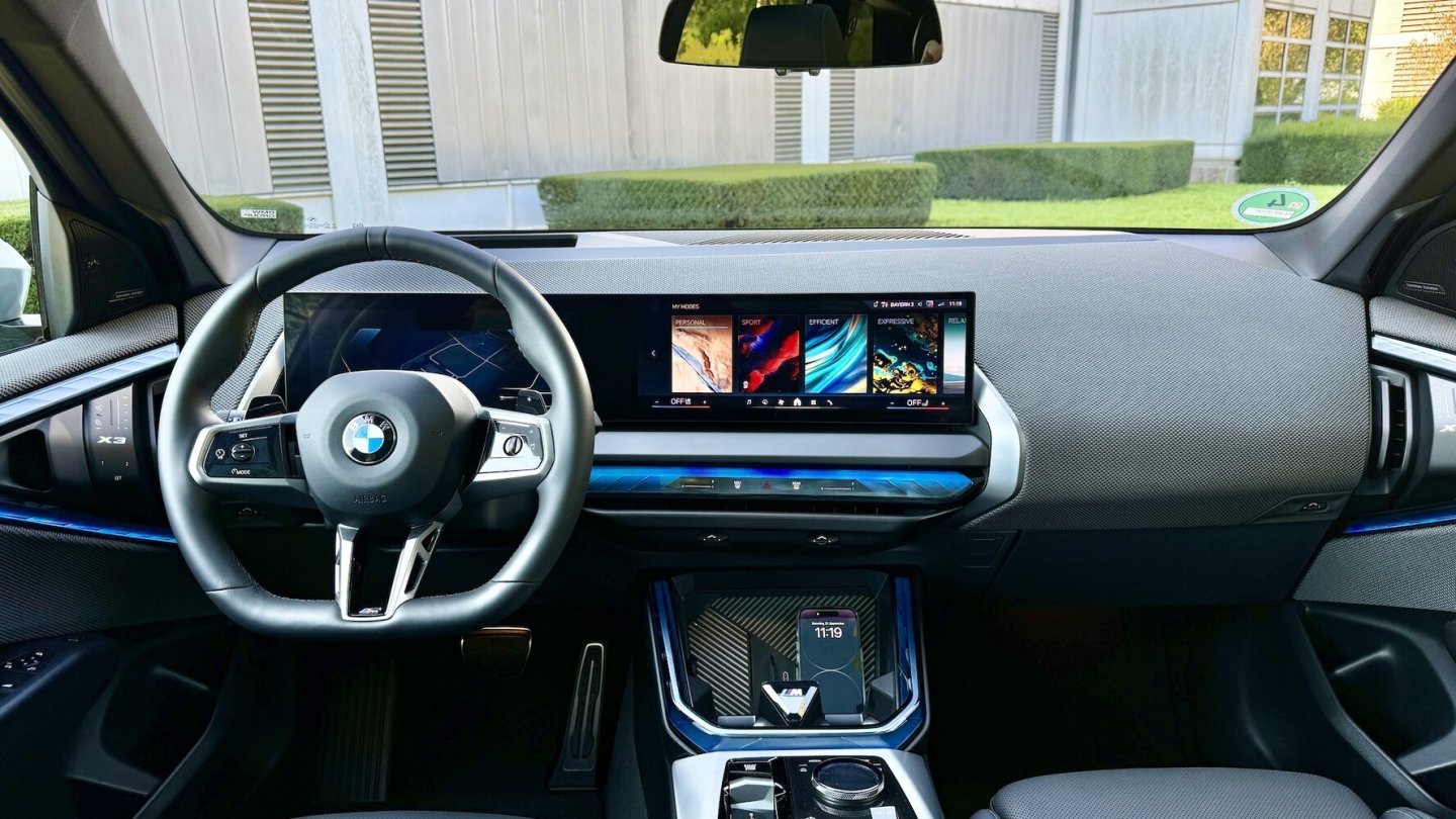 Reduziertes Cockpit mit Displays unter einer gebogenen Abdeckung.