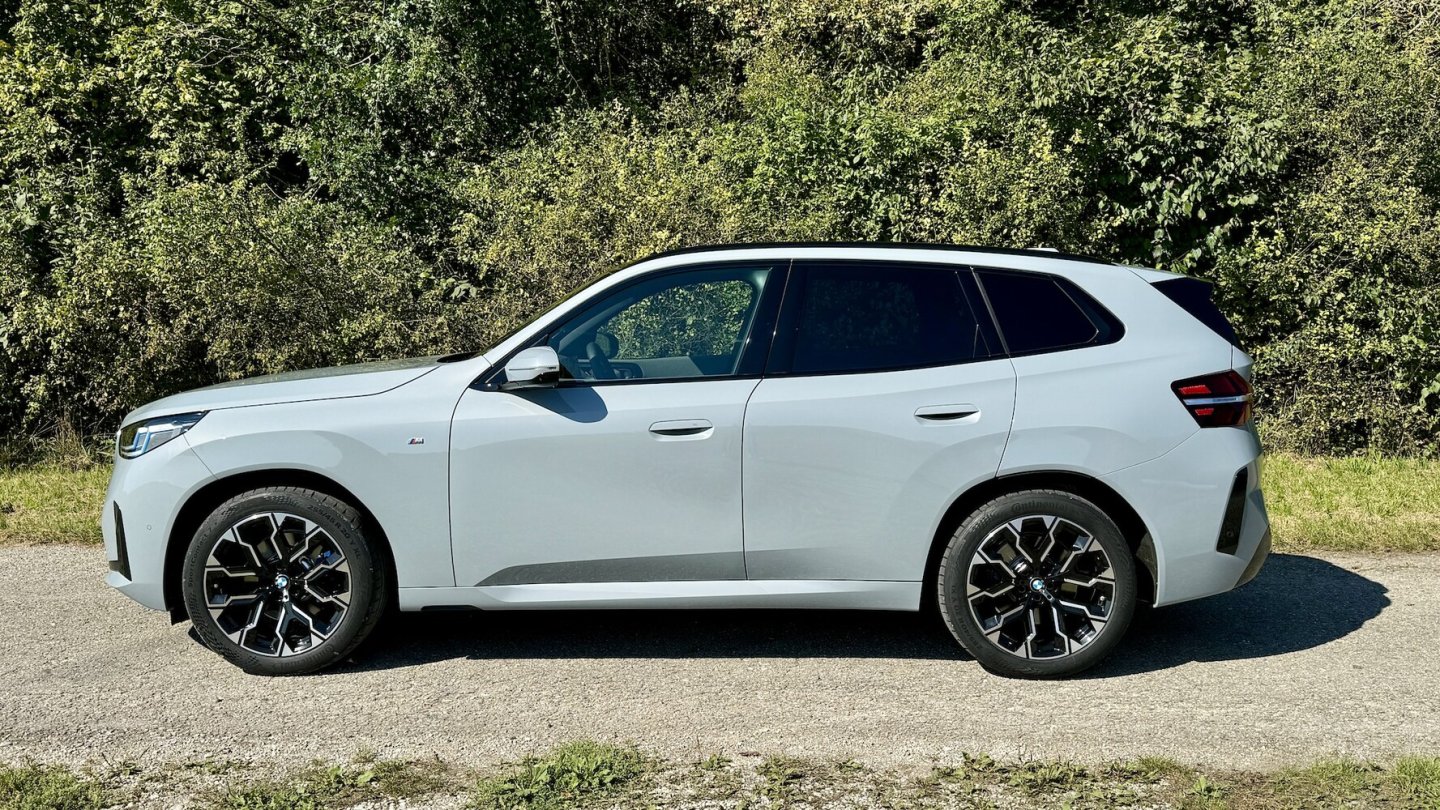Mit großen Rädern, M Sportpaket und Adaptivfahrwerk hat dieser Basis-X3 fast alle Optionen an Bord, die man wählen kann.