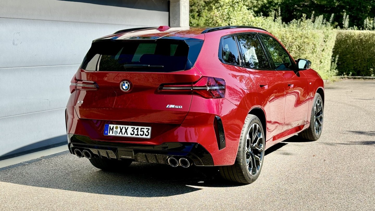 Vier Endrohe kennzeichnen das Topmodell mit Reihensechszylinder-Benziner.