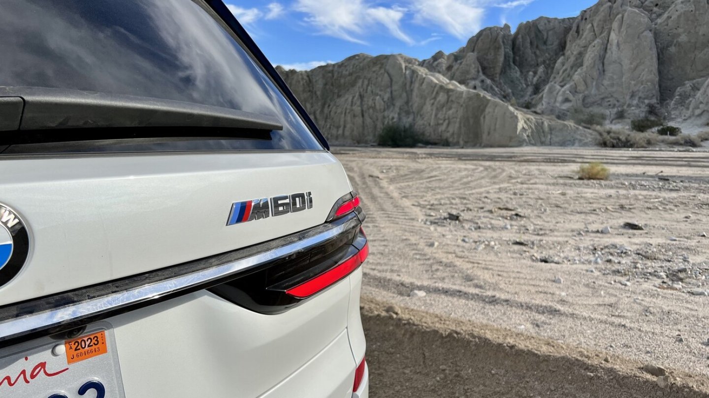 Der BMW X7 M60i xDrive hat einen 530 PS starken V8-Motor.