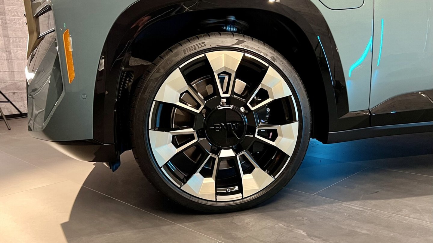 Die 23 Zoll großen Leichtmetallfelgen kosten Aufpreis.