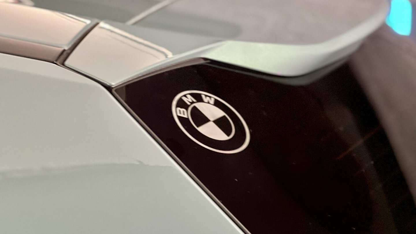 Die in die Heckscheibe eingravierten Logos hat sonst kein anderer BMW.