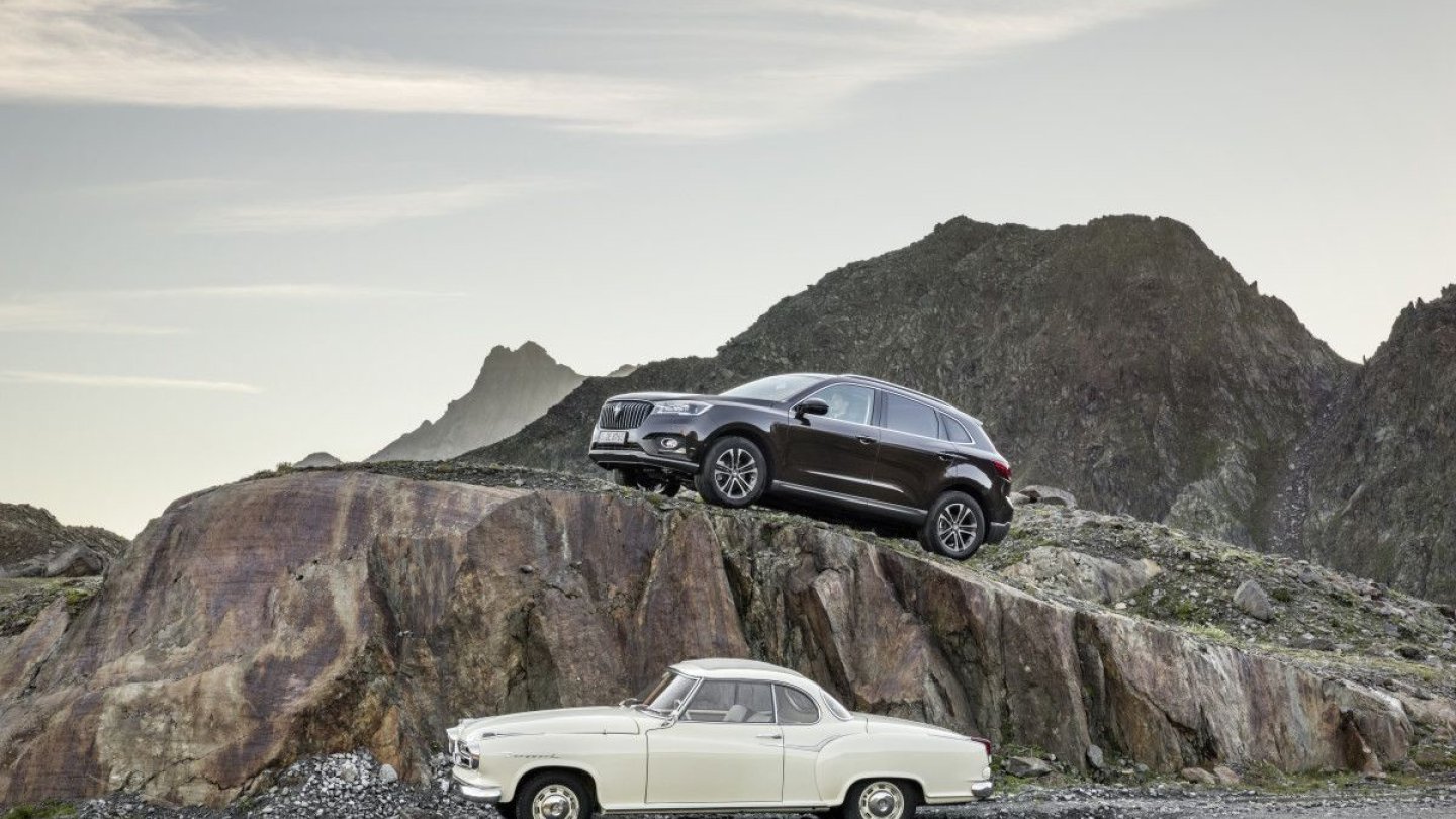 Statt Mannequin: eine Isabella posiert vor dem Borgward BX7