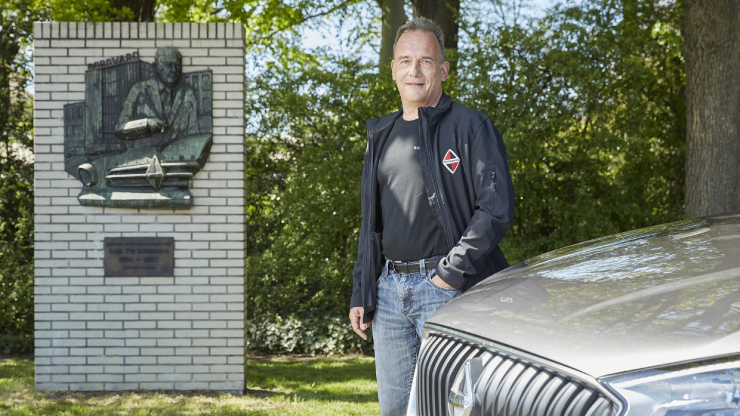 Christian Borgward mit dem BX7 vor der Gedenktafel des Großvaters. Auf Daimler-Gelände.