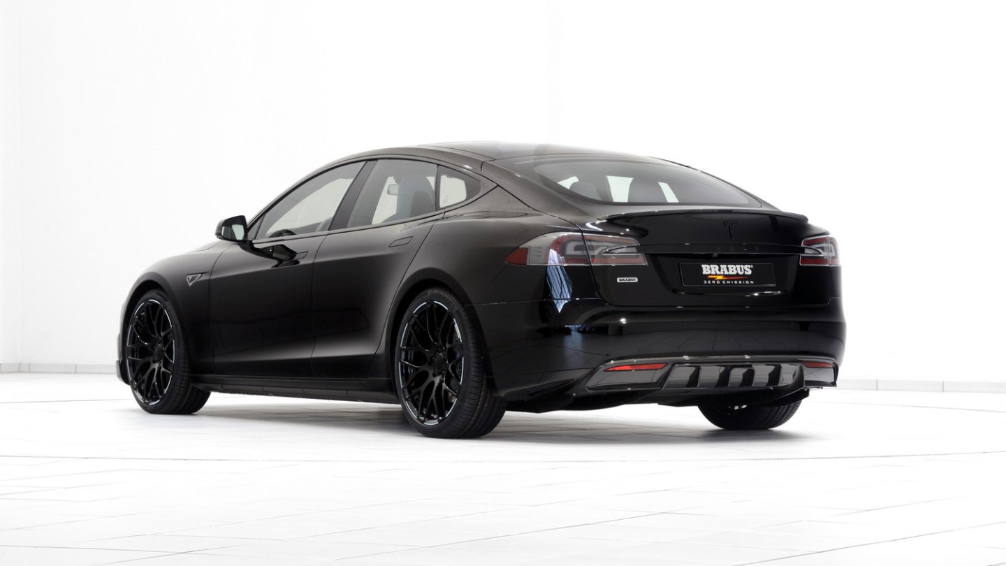 Hinten gibt eine andere Heckschürze mit Diffusor.