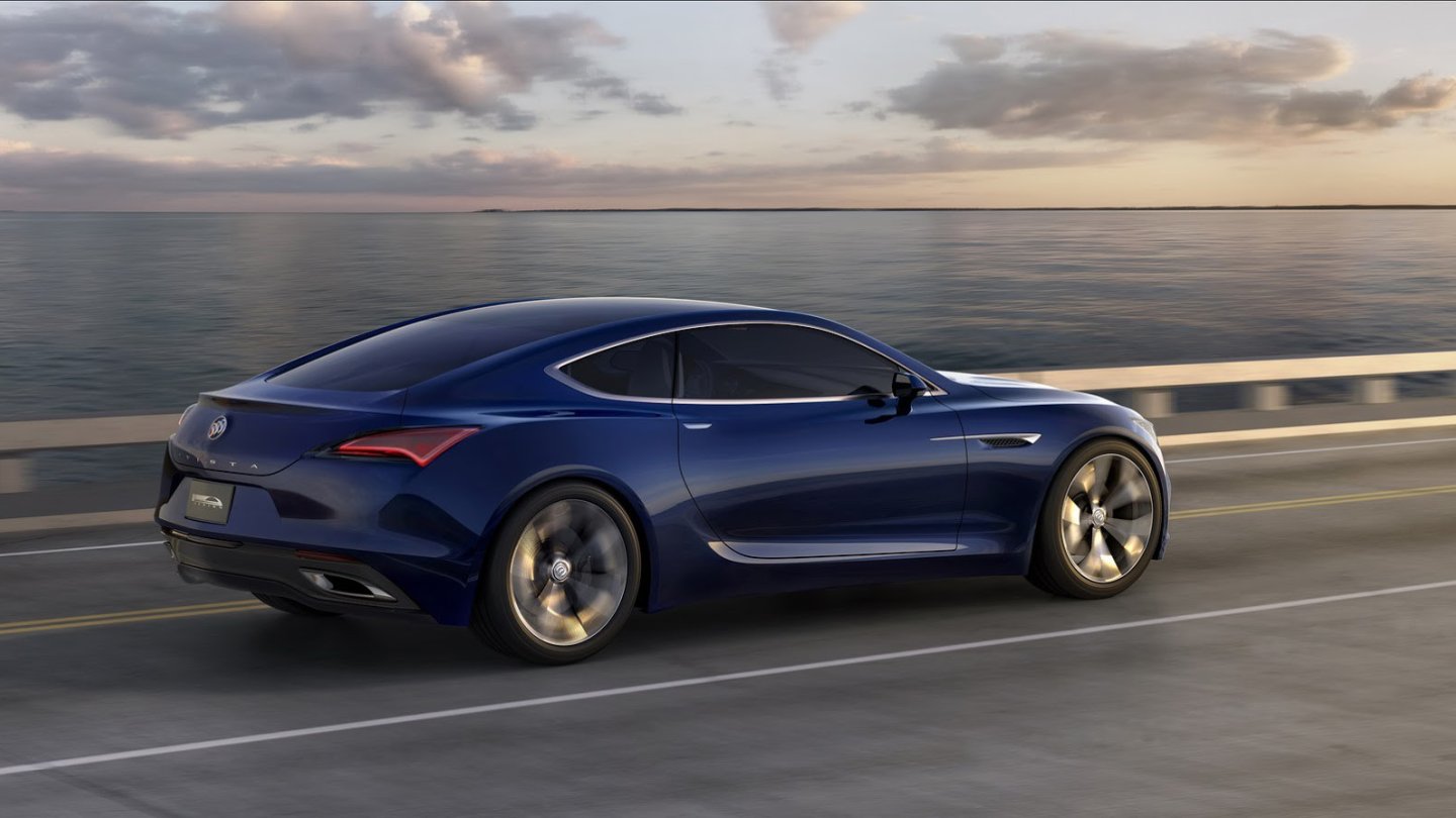 Das breite Heck presst das Coupé optisch auf die Straße. Die Abrisskante macht das physikalisch.