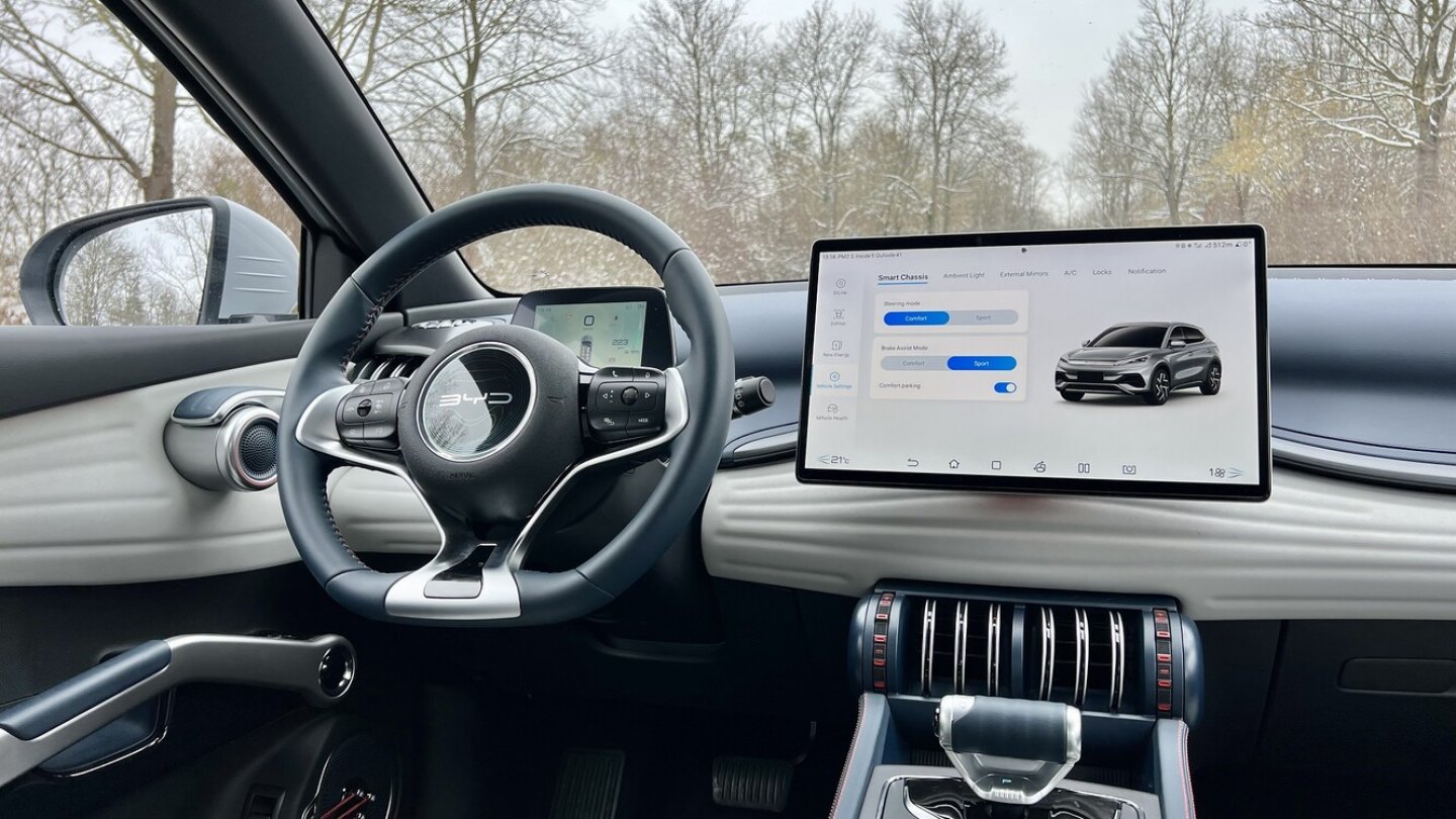 Das 15,6 Zoll große Infotainemnt-Display kann man elektrisch verstellen.