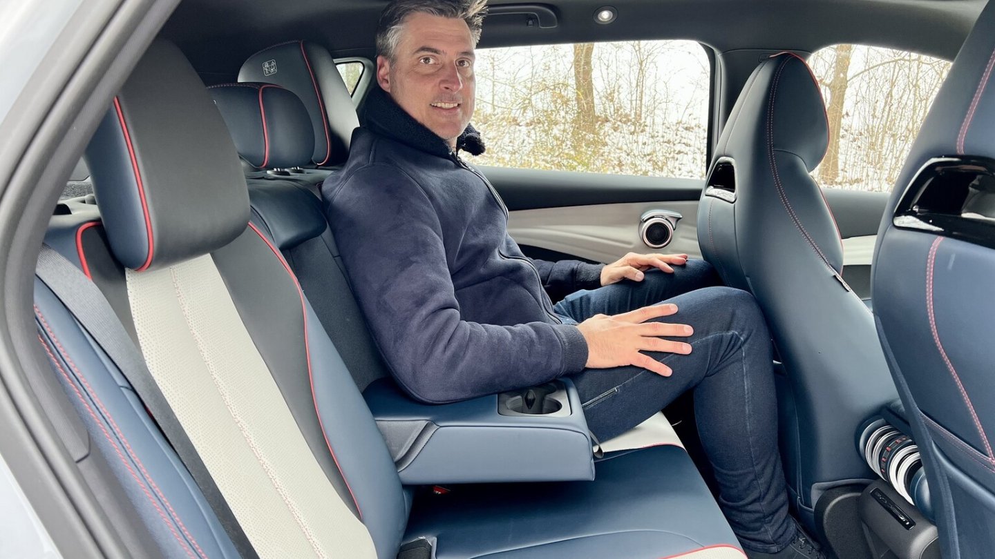 Im Fond gibt es ausreichende Platzverhältnisse und eine angenehm hohe Sitzposition.