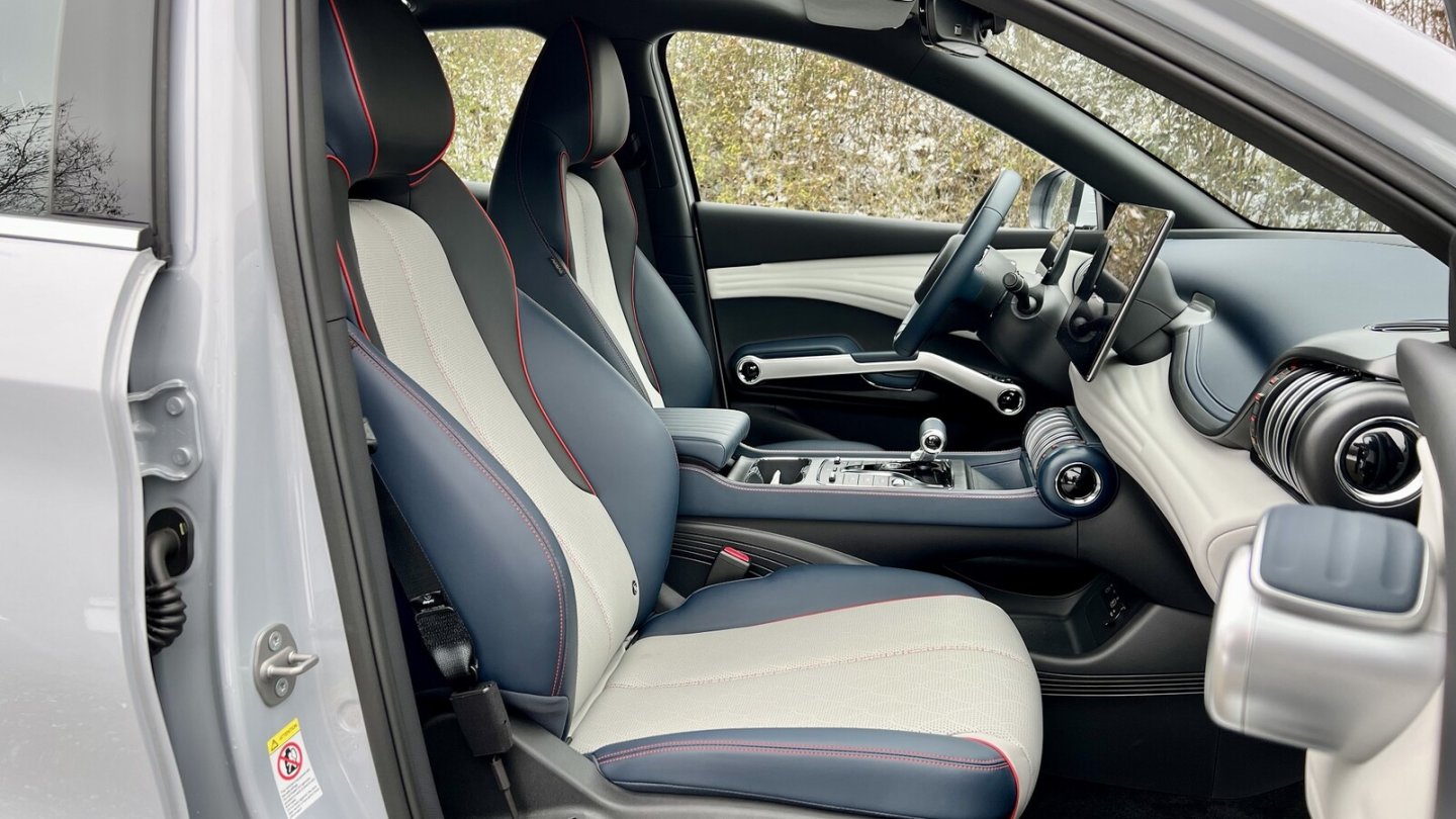 Bequeme Sitze mit Kunstlederbezügen, schwache Scheibenbelüftung.