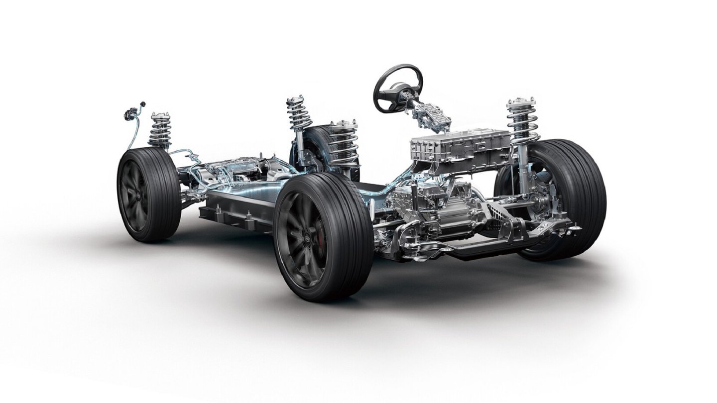 Das Akkupaket, hier im Tang, steckt im Fahrzeugboden.