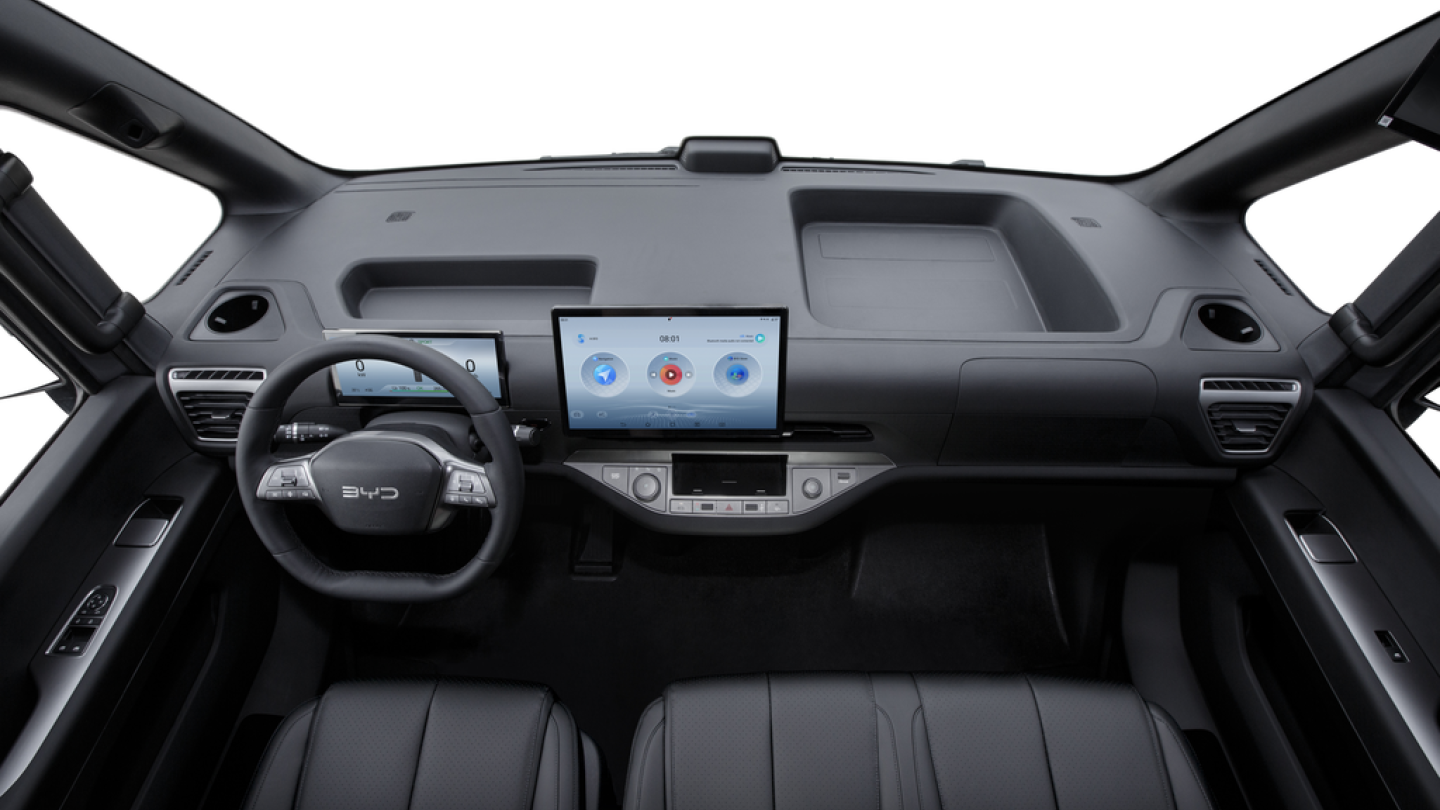 Die Windschutzscheibe ist weit von den Köpfen der Insassen entfernt.