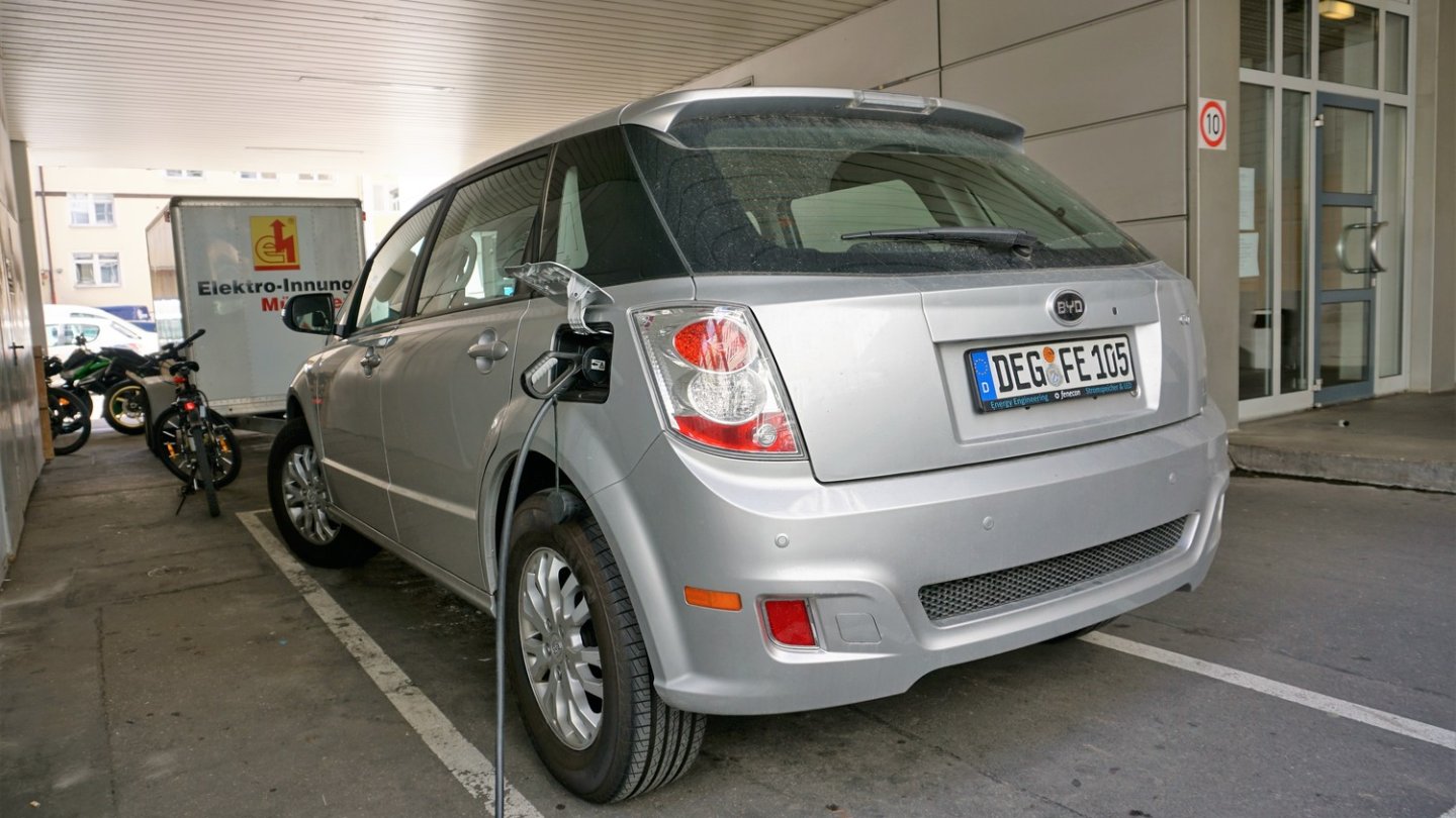 Je nach Ladesäule kann der BYD e6 in zwei Stunden voll'tanken'.