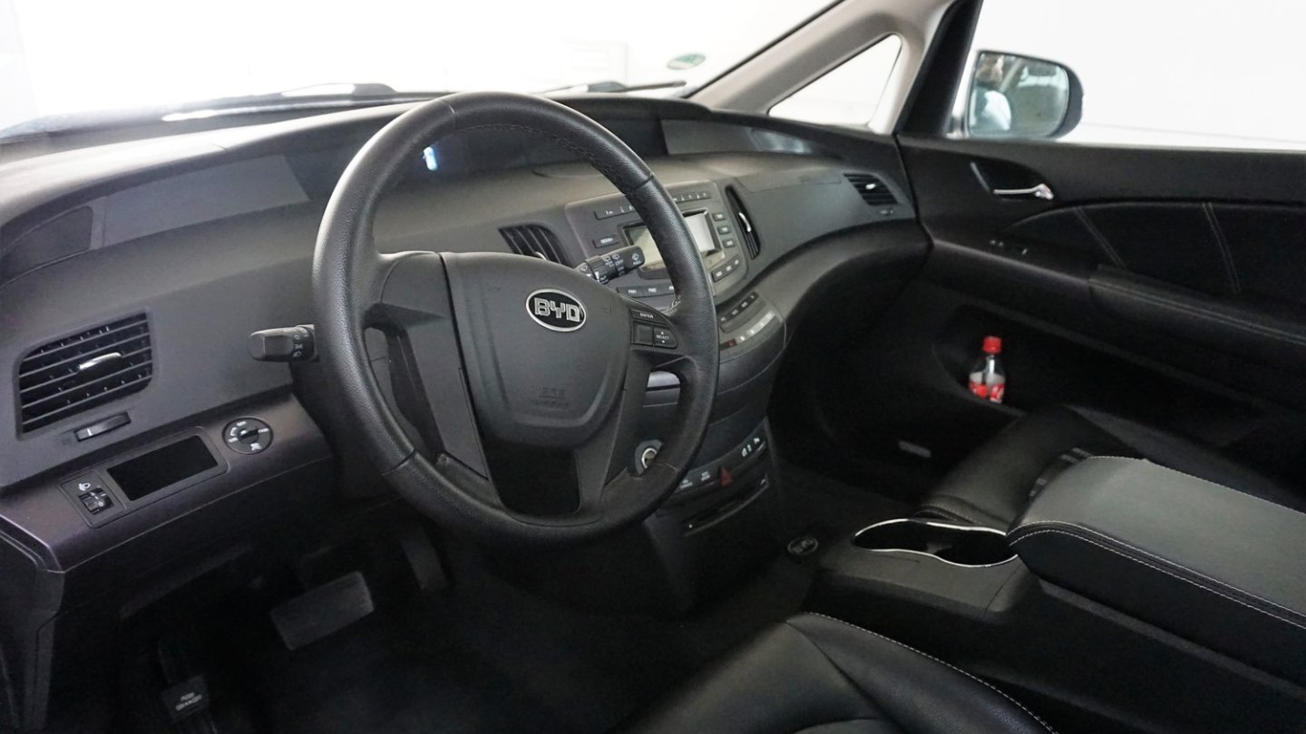 Im Innenraum empfängt uns der triste Charme asiatischer Autos aus den 90ern.