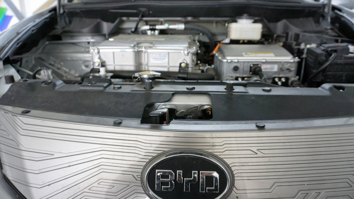 Hinter der Frontverkleidung steckt der Elektroantrieb.